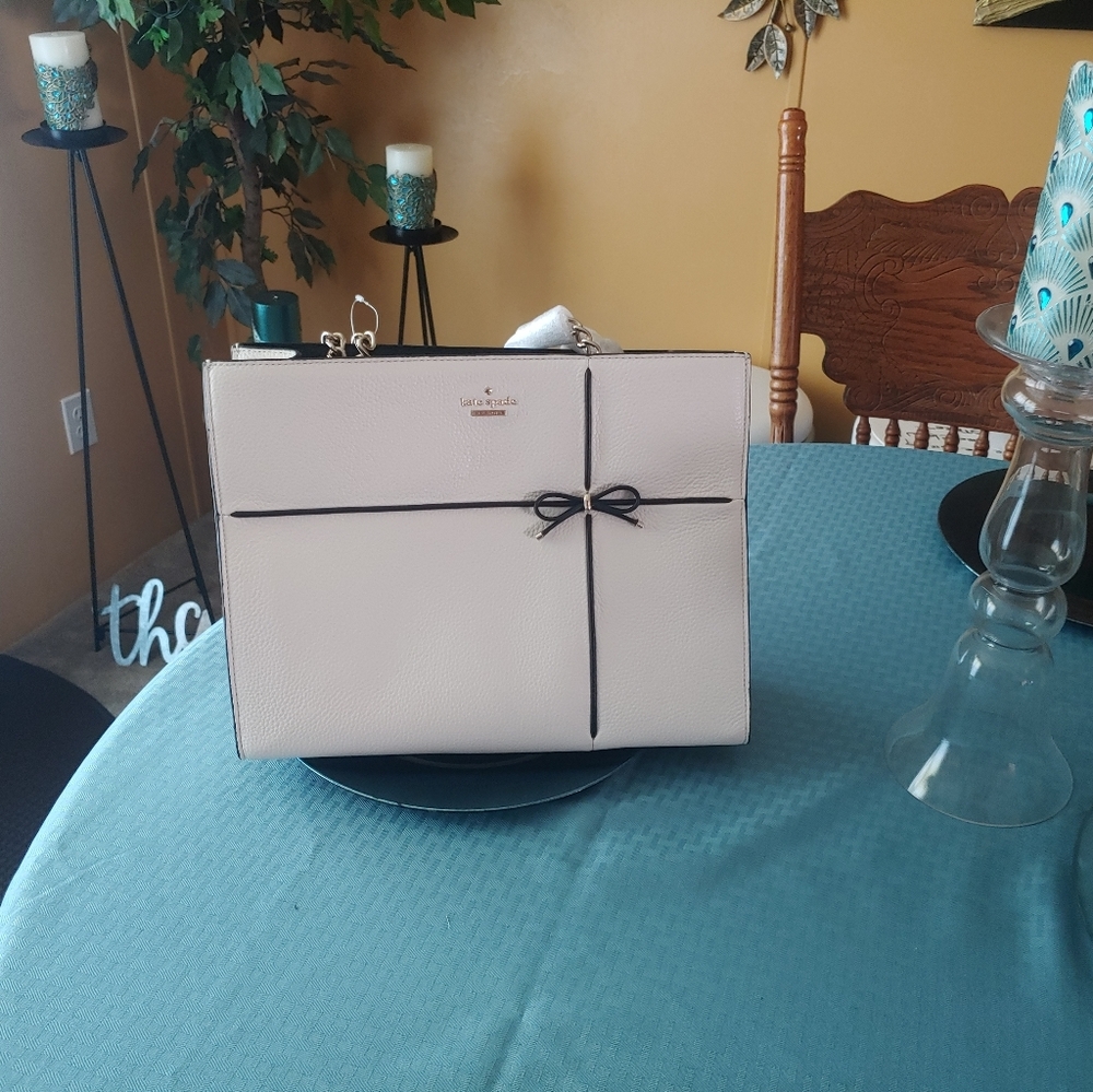 New Kate Spade Authentic Pocketbook